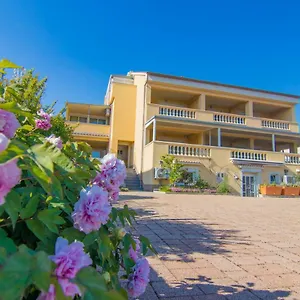 Center Dekanic Apartment